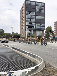 902504 Afbeelding van de Jumbo-Visma-wielerploeg tijdens een trainingsrondje op het parcours van de ploegentijdrit, de ...